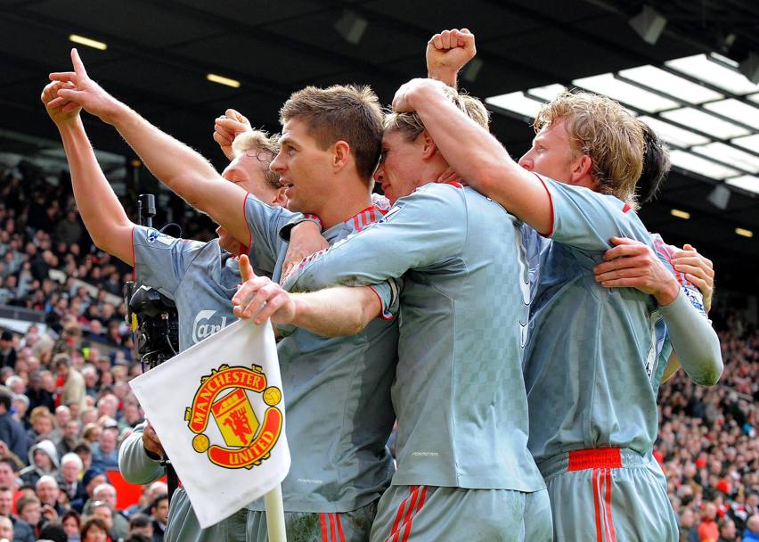 Uno dei tanti momenti di esultanza gol di Gerrard e compagni dopo il secondo gol del Liverpool contro il Manchester United nel marzo 2009 (Ap)